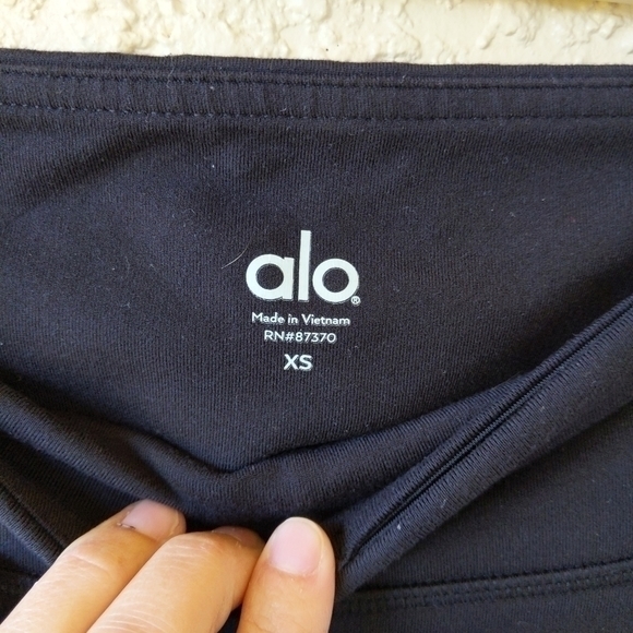 Alo Yoga Cropped Leggings With Mesh Detail - Picture 5 of 5